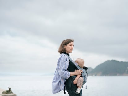 Carla Simón, con su hijo, en tareas de localización para su película en el muelle de Carracido, en las islas Cíes.