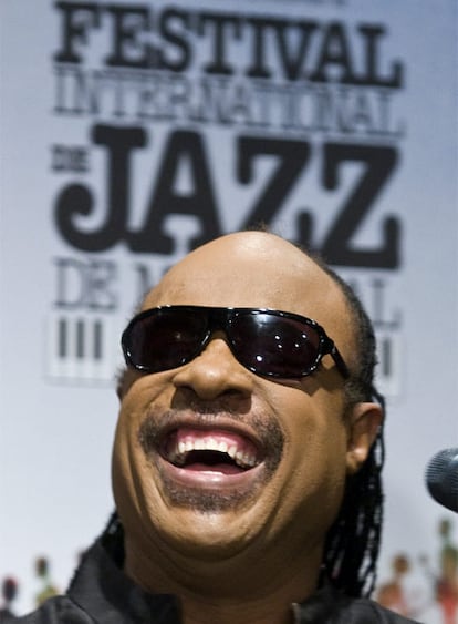 Stevie Wonder sonríe durante la rueda de prensa de este martes, en Montreal (Canadá). Wonder es el encargo de la apertura de la 30 edición del Festival Internacional de Jazz de esa ciudad. (Texto: AP)