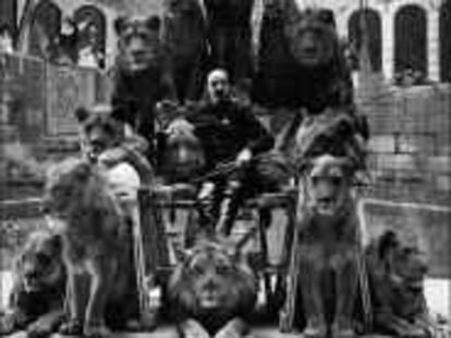 B sin nº ni fecha -repro- El capitan Jack Bonavita con 13 de sus 27 leones.