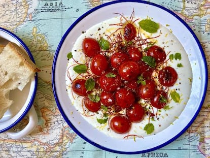 Crema de feta y yogur con tomates cherry salteados