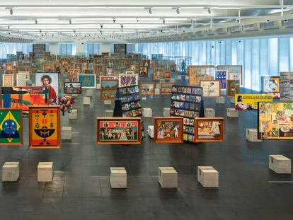 Obras expuestas en paneles de metacrilato fijados sobre bloques de cemento, en una sala del Museo de Arte de São Paulo.