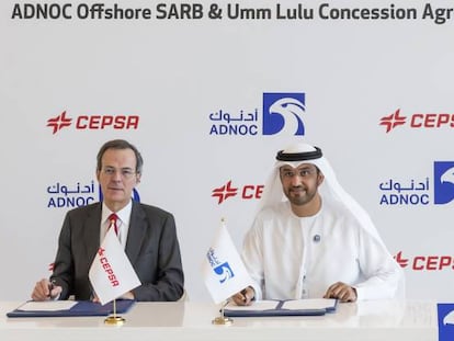 El jefe ejecutivo del grupo ADNOC, Sultan Ahmed al Yaber, y el vicepresidente y consejero delegado de Cepsa, Pedro Miró, durante la firma del acuerdo.