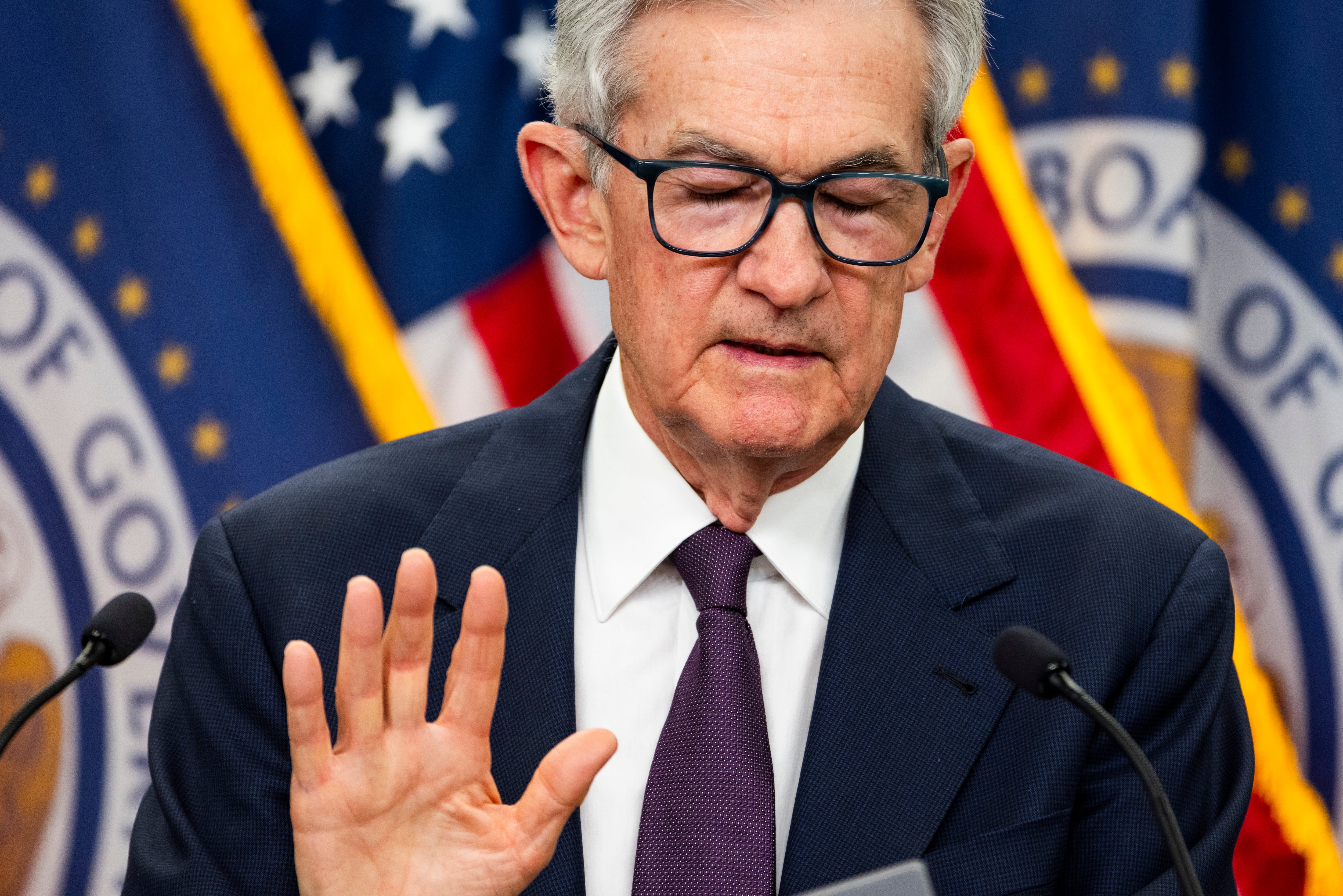 Powell se sacude la presión de Trump: los futuros y los analistas no esperan movimiento hasta al menos septiembre