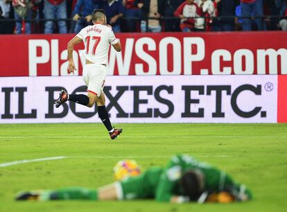 Sarabia celebra su gol ante la desolación de Cuéllar.