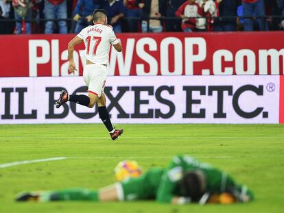 Sarabia celebra su gol ante la desolación de Cuéllar.