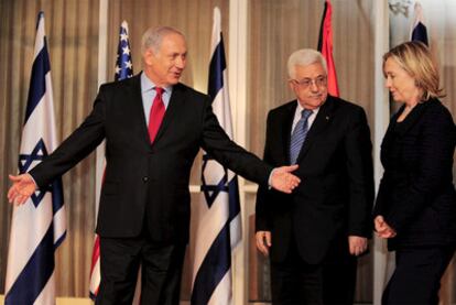 Benjamín Netanyahu (izquierda), Mahmud Abbas y Hillary Clinton se reúnen en Jerusalén.