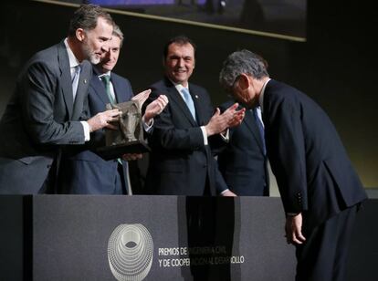 Felipe VI entrega el premio al ingeniero japonés Shigeo Takahashi.