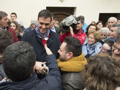 Pedro S&aacute;nchez salud&oacute; a decenas de personas que se le acercaron en Valencia.