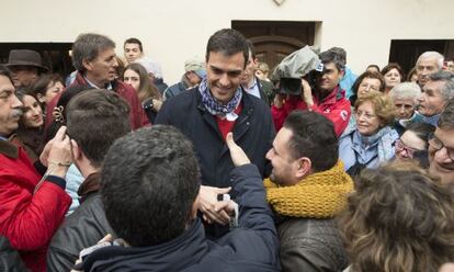 Pedro S&aacute;nchez salud&oacute; a decenas de personas que se le acercaron en Valencia.