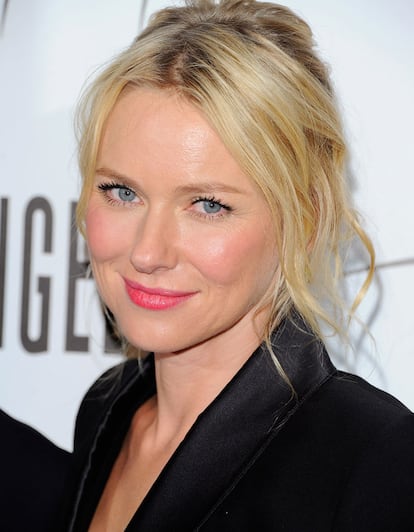 Naomi Watts combina los labios rojas con un maquillaje muy sencillo en el que deja que la boca sea la protagonista.