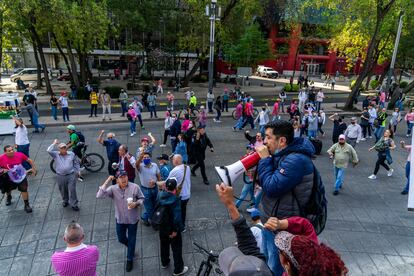 Seguidores del presidente Andrés Manuel López Obrador gritan consignas al paso de la marcha en defensa del INE de  sobre el Paseo de la Reforma el día 13 de noviembre de 2022. 