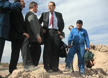 Javier Solana, en las ruinas de la fortaleza de Bam el pasado martes 13 de enero.