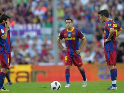 Messi y Villa, en presencia de Xavi, se disponen a sacar de centro tras uno de los goles del Hércules el pasado sábado.