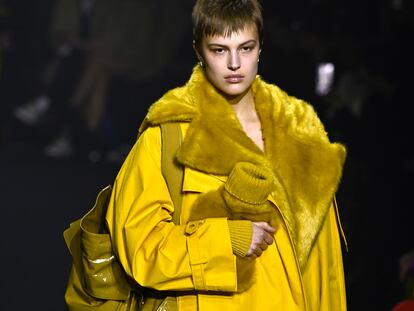 Una modelo durante el desfile de Burberry.