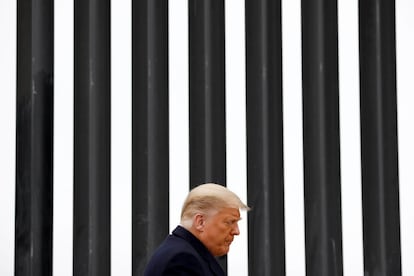 Trump recorre el tramo de muro construido durante su presidencia en la frontera con México. "Decían que no podíamos, pero lo hemos logrado. Una de las infraestructuras más grandes del mundo", dijo el martes.