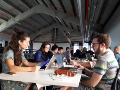 Voluntarios en el 'mapatón' del Medialab Prado, en Madrid, del sábado.