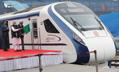 El primer ministro indio, Narendra Modi, inaugura el nuevo tren de alta velocidad.