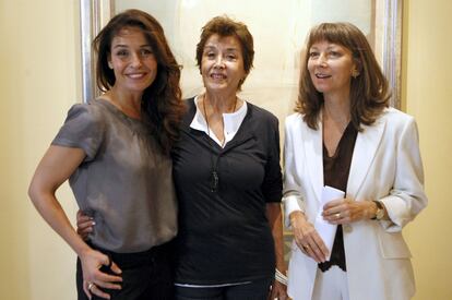 El Museo Nacional del Teatro de Almagro acogerá el Archivo Adolfo Marsillach, 15.000 piezas donadas por su viuda, la actriz y directora Mercedes Lezcano, y que incluye escenografías, figurines, recortes de prensa, dibujos, carteles, maquetas, indumentaria teatral, programas teatrales, fotografías, premios y condecoraciones. En un acto llevado a cabo el miércoles con la asistencia de la ministra de Cultura, la viuda del actor, director y dramaturgo ha compartido con la ex mujer de su marido, Teresa del Río, que lo acompañó en el camino del éxito en el teatro y con la hija de ambos, la actriz Blanca Marsillach, con quienes posa en la foto.