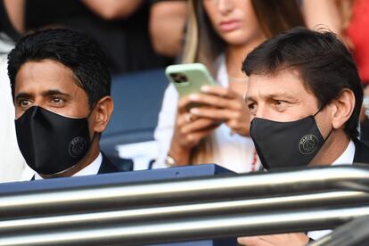 Al-Khelaïfi, presidente del PSG, y Leonardo, director deportivo, el día 14 en el Parque de los Príncipes.