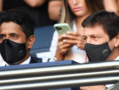 Al-Khelaïfi, presidente del PSG, y Leonardo, director deportivo, el día 14 en el Parque de los Príncipes.