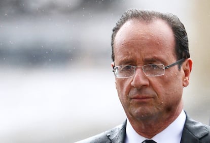Hollande, mojado por la lluvia, durante el acto de homenaje al soldado desconocido celebrado en el Arco del Triunfo de París.