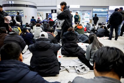 Familiares y amigos de los pasajeros del avin siniestrado esperan noticias en el aeropuerto de Muan, este domingo. 