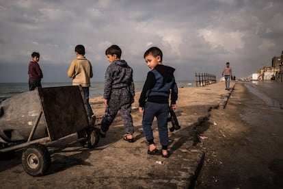Un niño con una pistola de juguete en la playa al lado del campo de refugiados de la playa de Gaza, uno de los campos más grandes de la franja. Para muchos, es fácil radicalizarse como consecuencia de la frustración ante una vida tan difícil. En los campamentos, los principales problemas son el acceso al agua, el saneamiento y la higiene, así como el acceso a la electricidad y el hacinamiento. Gaza tiene una de las densidades de población más altas del mundo. En promedio, unas 5.479 personas viven en cada kilómetro cuadrado.