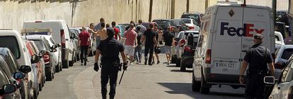 La Policía dispersa a los cabezas rapadas que intentaron reventar la concentración por el joven que murió en un centro de menores.