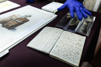 Un archivista muestra unas hojas de coca enterradas junto a una momia y un libro de cuentas del siglo XVII, preservados por del Archivo Nacional de la Nación. 