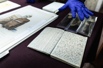 Un archivista muestra unas hojas de coca enterradas junto a una momia y un libro de cuentas del siglo XVII, preservados por del Archivo Nacional de la Nación.