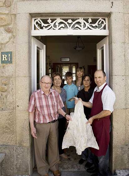 Los responsables de Casa Salvador muestran un ejemplar de bacalao.