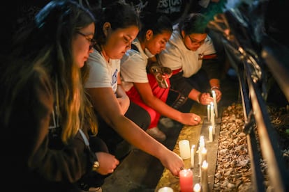 Aficionadas de Liam Payne colocan velas fuera del hotel donde el cantante fue encontrado sin vida, en Buenos Aires.