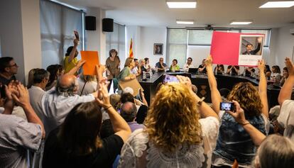 La germana i la cunyada de Torra retiren la foto del president del ple de Santa Coloma de Farners.