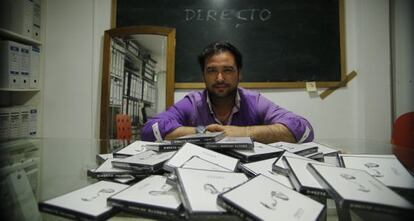 José Valencia, con ejemplares del disco y vídeo que ha autoeditado.