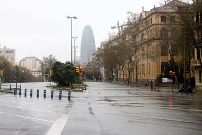 Aspecto de la Avenida Diagonal de Barcelona, donde al igual que en el resto de España, se ha vivido este lunes el primer día laboral de aplicación del decreto de alarma, que supone entre otras medidas la restricción de la movilidad, lo que disminuye de nuevo notablemente el tráfico y la circulación de personas. Imagen tomada el 16 de marzo.