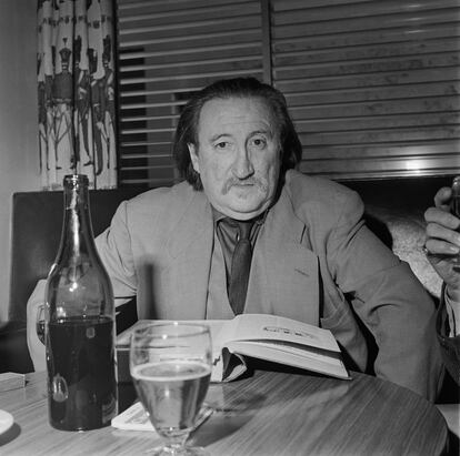 El escritor John Gawsworth (1912 - 1970), en 1965.