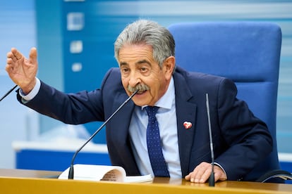 El presidente de Cantabria, Miguel Ángel Revilla, tras la rueda de prensa, en la sede del Gobierno de Cantabria, este viernes.