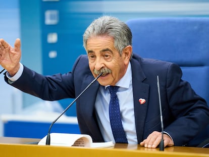 El presidente de Cantabria, Miguel Ángel Revilla, tras la rueda de prensa, en la sede del Gobierno de Cantabria, este viernes.