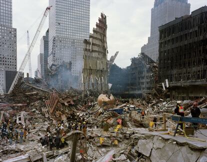 Rescue workers on the Plaza, Nueva York, 2001