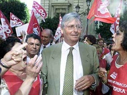 Trabajadores de Altadis increparon ayer al director de Recursos Humanos, José Luis Ralea, a su salida del Ayuntamiento de Sevilla.