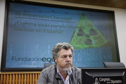 El diputado de Equo/Podemos Juan López de Uralde durante la presentación de una PNL para el establecimiento de un calendario de cierre nuclear en España, en un acto celebrado hoy en el Congreso.