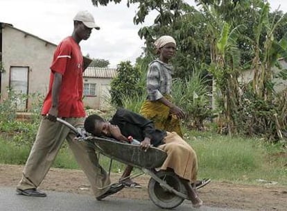 Una mujer infectada por el cólera es trasladada a un hospital en Harare.