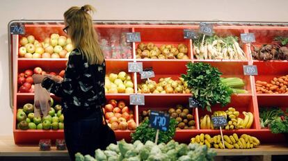 Una mujer compra en una frutería.