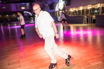 Manolo, patinando en el interior de la discoteca.
