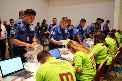 Una empresa de resguardo de valores hace entrega de los paquetes con las boletas.