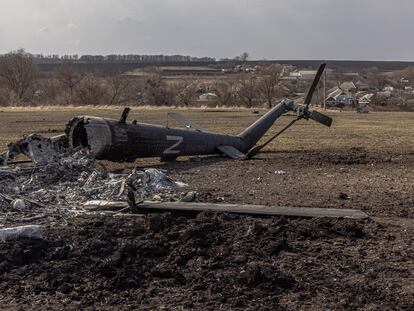 Un soldado ucranio contemplaba el jueves un helicóptero ruso destruido cerca de Járkov.