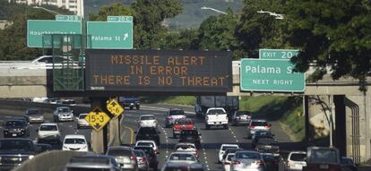 Un cartel en una autopista en Honolulu, Hawái, advierte de que la alerta sobre ataque con misiles era falsa.