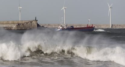 Un barco lucha contra las fuertes olas.