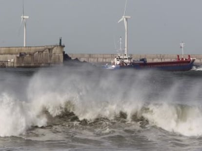 Un barco lucha contra las fuertes olas.