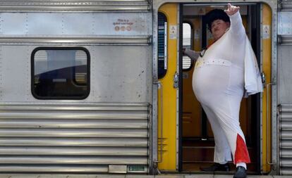 El admirador e imitador de Elvis Presley Sean Wright posa antes de abordar el Elvis Express en la Estación Central de Sídney (Australia).